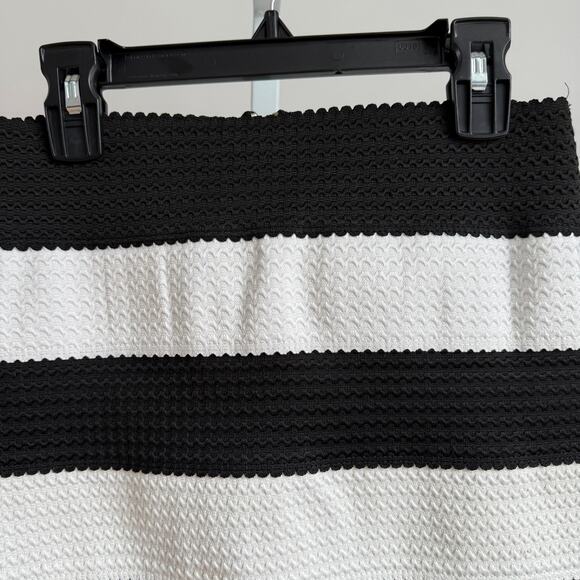 Pristine sz‎ S Black & White Striped Textured Mini Skirt - Picture 2 of 7